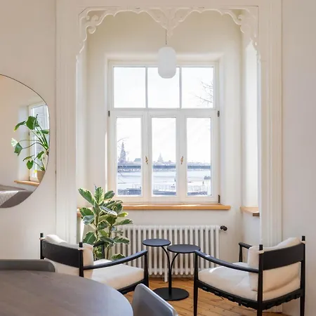 Charming Flat With Beautiful Riverside Views アパート