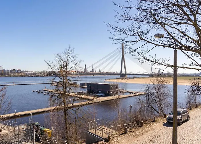 Dzīvoklis Charming Flat With Beautiful Riverside Views