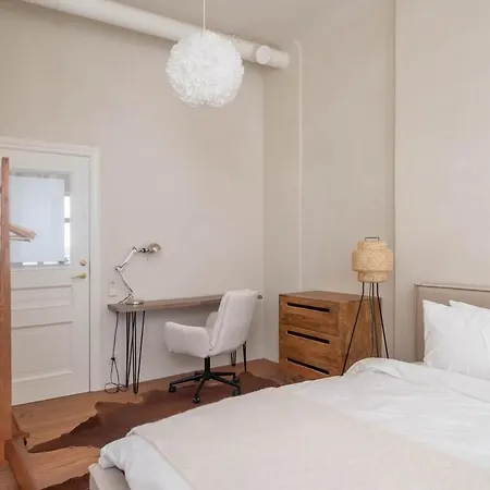 Charming Flat With Beautiful Riverside Views *