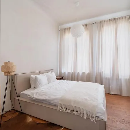 Charming Flat With Beautiful Riverside Views *